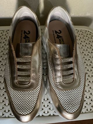Zapatos 24HRS sin cordones blancos y dorados
