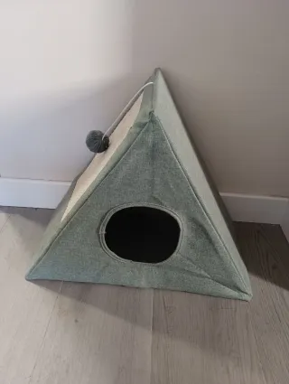 Letto gatto pieghevole triangolare con tiragraffi
