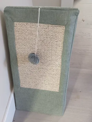 Letto gatto pieghevole triangolare con tiragraffi