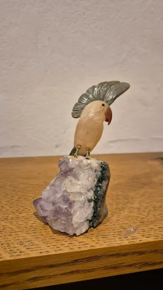 Uccello di minerali e ametista