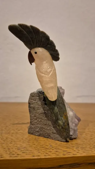 Uccello di minerali e ametista