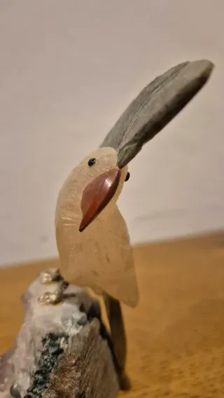 Uccello di minerali e ametista