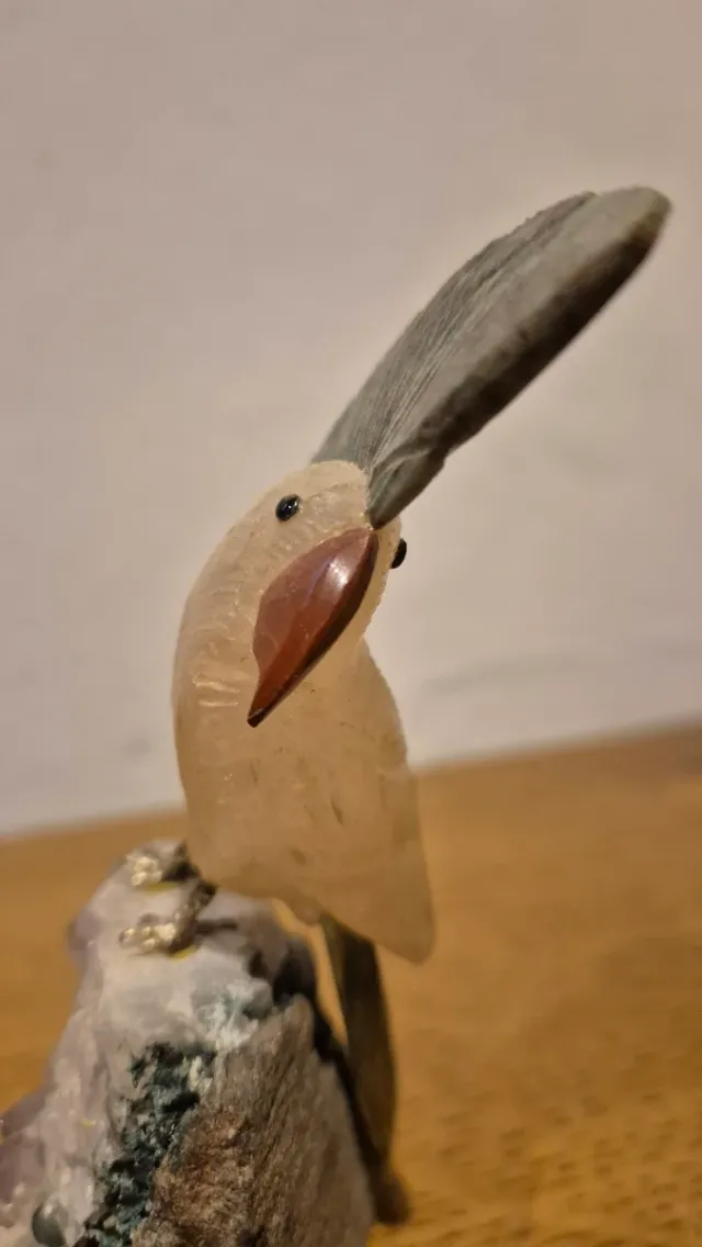 Uccello di minerali e ametista