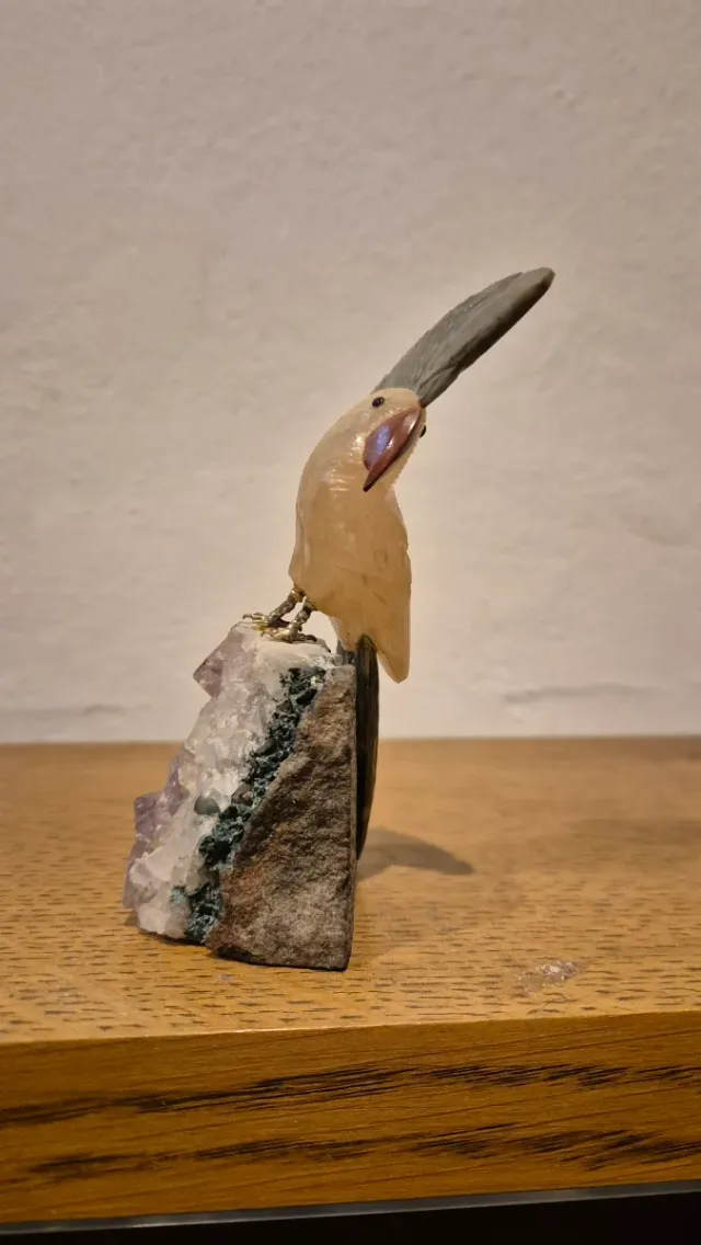 Uccello di minerali e ametista