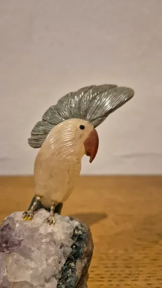 Uccello di minerali e ametista