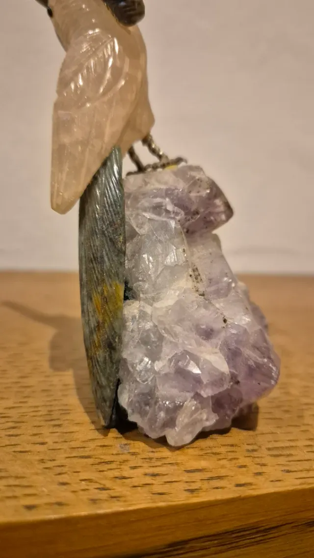 Uccello di minerali e ametista