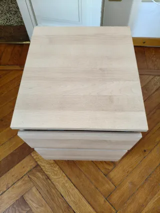 Comodini in legno marca Ikea (1 bianco e 1Beige)