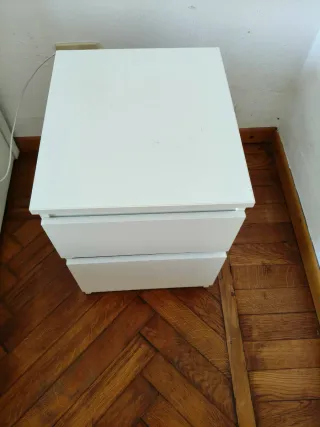 Comodini in legno marca Ikea (1 bianco e 1Beige)