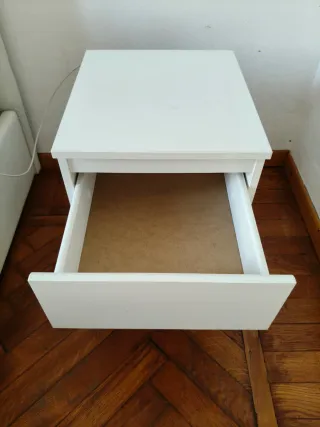 Comodini in legno marca Ikea (1 bianco e 1Beige)