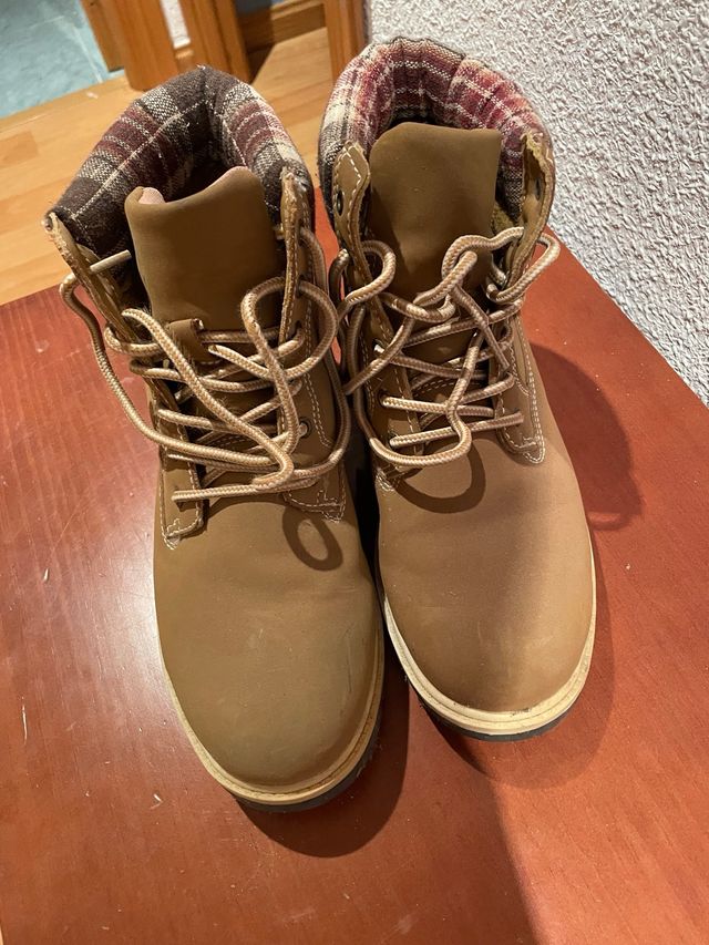 Botas de montaña marrones con forro