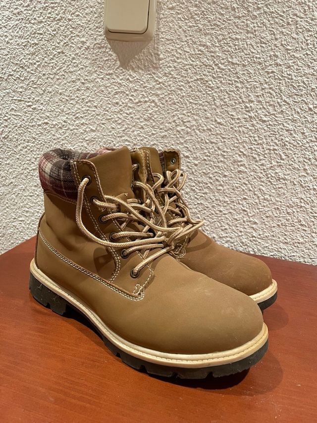 Botas de montaña marrones con forro