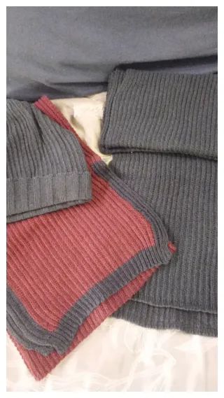 Set berretto + 2 sciarpe uomo blu/rosso