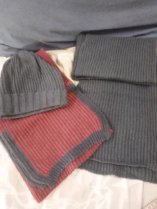 Set berretto + 2 sciarpe uomo blu/rosso