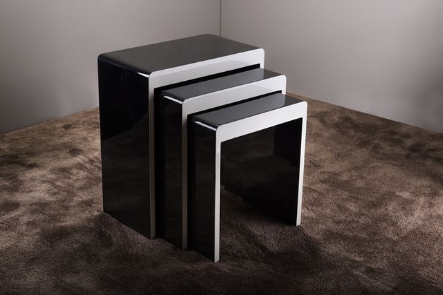 Mesas auxiliares apilables negras y blancas