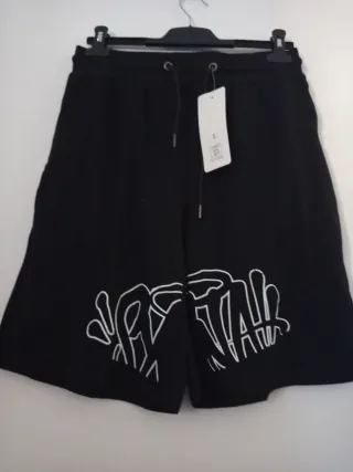 Pantalón corto negro graffiti talla L