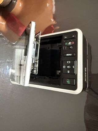 Cámara Polaroid Blanca con Rayas Arcoíris