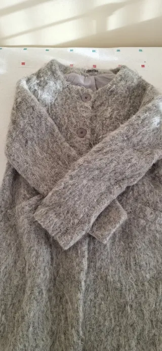 Abrigo gris de pelo sintético