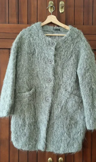 Abrigo gris de pelo sintético