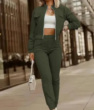 Se vende Conjunto  mujer verde nuevo 15€