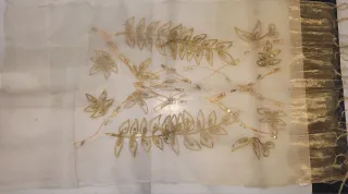 Chal beige con bordados dorados