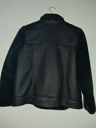 Cazadora niña negra con pelo