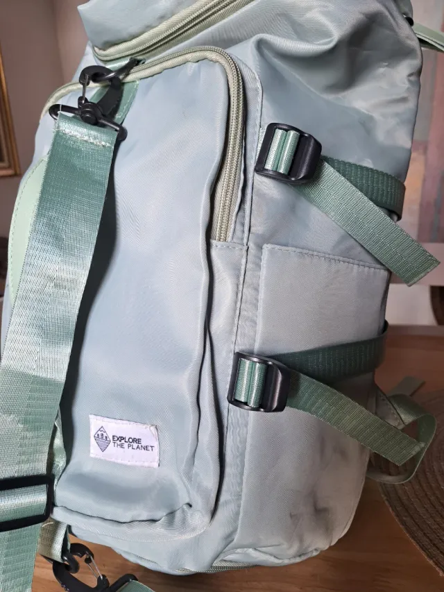Mochila de viaje verde