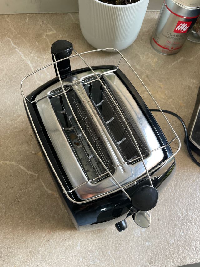 Tostadora Russell Hobbs Negra