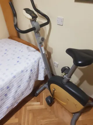 Bicicleta Estática Gris y Amarilla