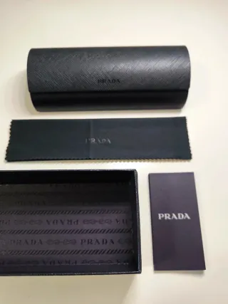 Funda de gafas Prada negra sin estrenar