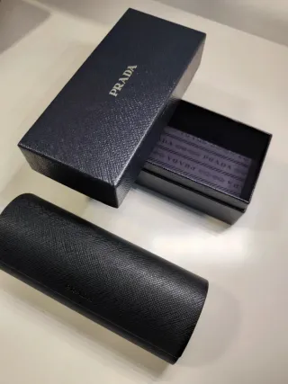 Funda de gafas Prada negra sin estrenar