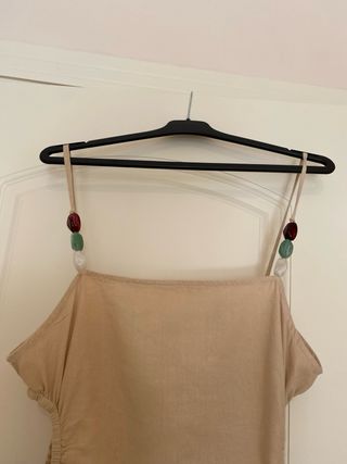 Vestido beige con tirantes y abalorios