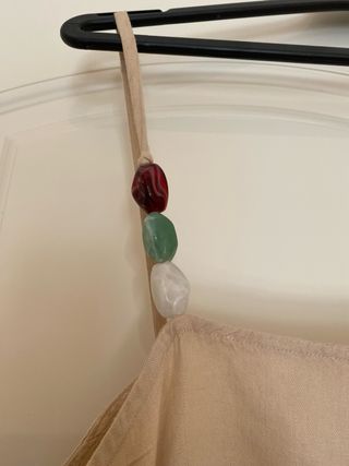 Vestido beige con tirantes y abalorios