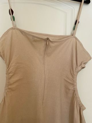 Vestido beige con tirantes y abalorios