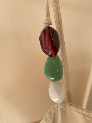 Vestido beige con tirantes y abalorios