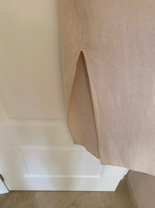 Vestido beige con tirantes y abalorios