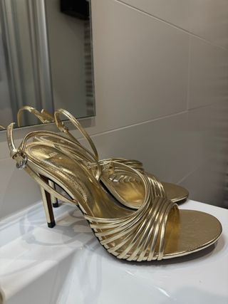 Sandalias doradas de tacón