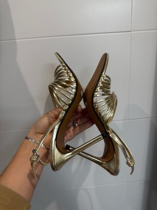 Sandalias doradas de tacón