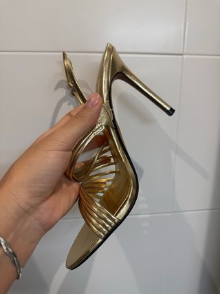 Sandalias doradas de tacón