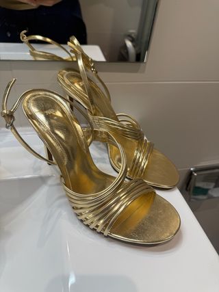 Sandalias doradas de tacón