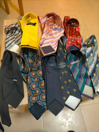 Lote de corbatas de diferentes marcas dos 5 todas