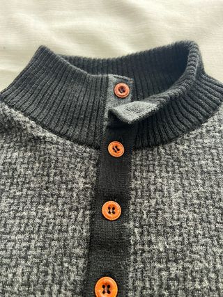 Jersey hombre cuello alto botones