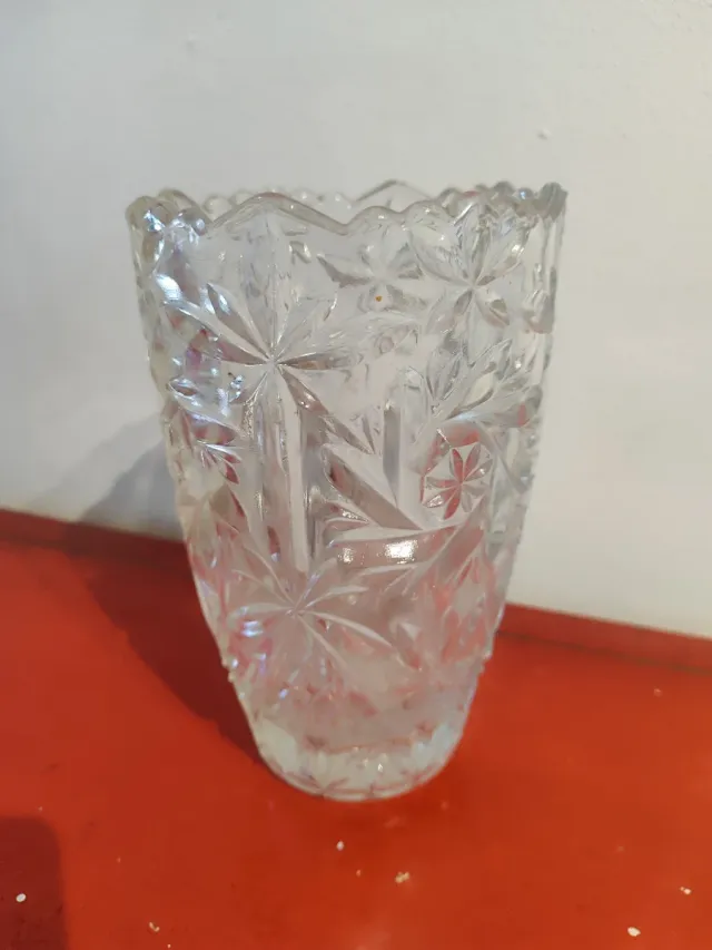 Vaso per fiori in vetro intagliato