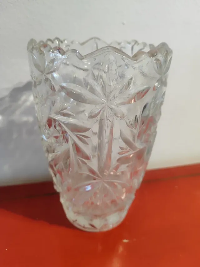Vaso per fiori in vetro intagliato