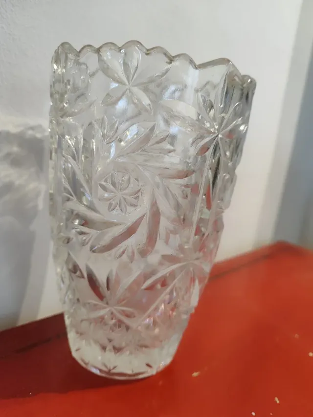 Vaso per fiori in vetro intagliato