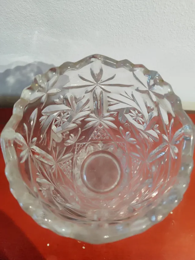 Vaso per fiori in vetro intagliato