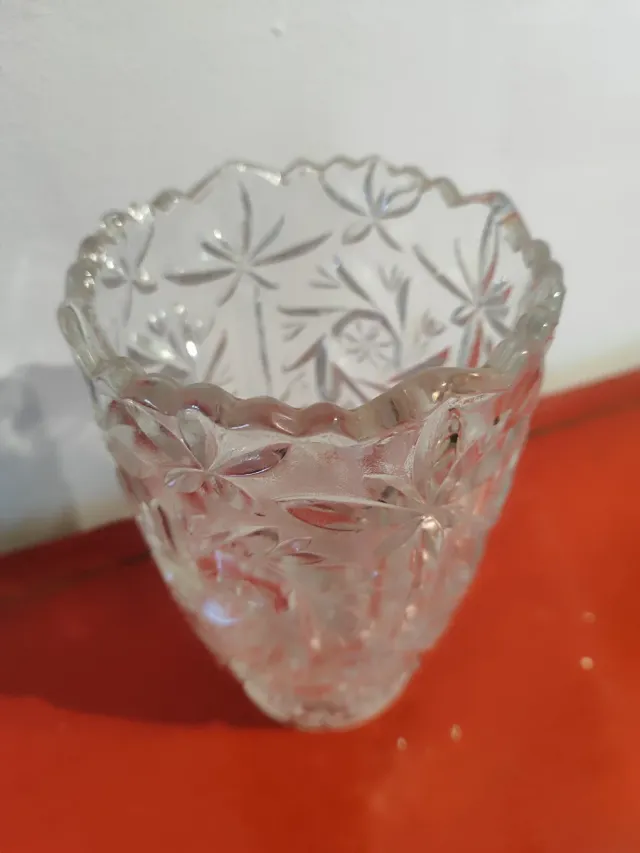 Vaso per fiori in vetro intagliato