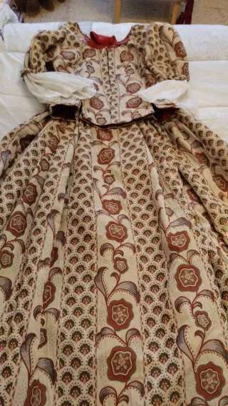 Traje de Fallera Beige y Rojo