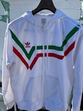 Chaqueta Adidas con diseño tricolor