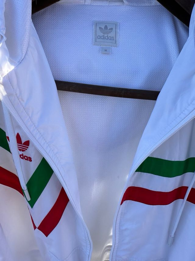 Chaqueta Adidas con diseño tricolor
