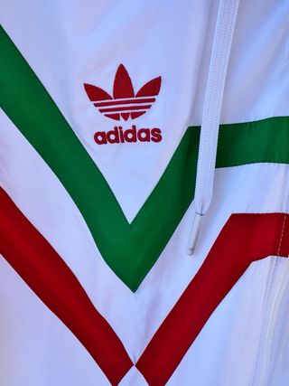Chaqueta Adidas con diseño tricolor